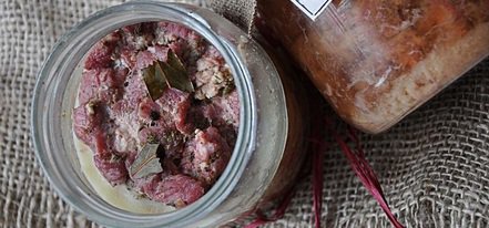 А своя, домашняя тушенка - это безопасно, натурально и вкусно. И еще она дешевле, чем в магазине тушенка домашняя