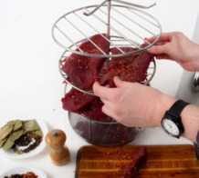 Автоклав-коптильня Bravo комплектуется решетками для продуктов. Мясо для копчения на решетке