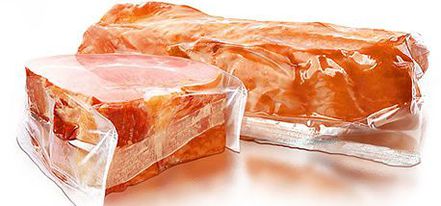 Купленные в магазине копчености давно перестали быть деликатесами... копченая свинина в вакуумной упаковке