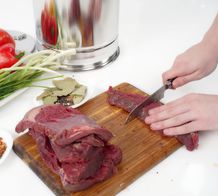 Нарезать продукты и наполнить банки. подготовка продуктов нарезание мяса
