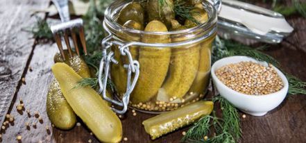 Домашние соления из собственных продуктов - удачный аккомпанемент к любому блюду. Их можно подать как к обычному ужину, так и оставить до особого случая. маринованные огурчики с горчицей