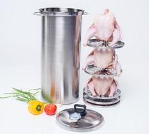 Фиксируем предварительно засоленную курицы на насадках для копчения птицы. Коптильня Браво 30 л и продукты