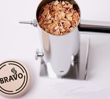 В дымогенератор Bravo Expert при полной загрузке поместится 2,5 л щепы. Дымогенератор Браво Эксперт с полной закладкой щепы